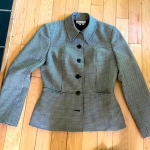 Houndstooth. Black/white jacket. 5 black buttons. Peter Pan collar. Very cute.